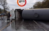 Под Киевом перевернулась автоцистерна с аммиаком