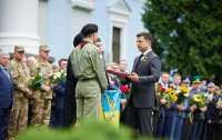 Зеленский вручил государственные награды семьям погибших военных
