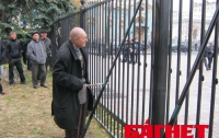 В Киеве под Радой вновь «вырос» забор