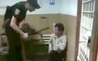 В Винницкой области двое полицейских издевались над задержанным (видео)