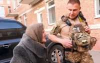 98-річна жінка самостійно пішки вийшла із Очеретиного, в якому точаться бої