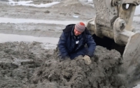 Увязшего в грязи мужчину зачерпнули экскаватором