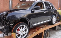 В Ялте угонщики украли Porsche Cayenne на эвакуаторе прямо со стоянки 