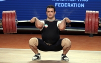 Иранский штангист победил с двумя мировыми рекордами