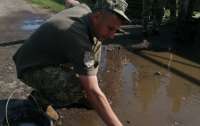 Перед приездом Зеленского военных заставили вычерпать воду из луж в Луцке