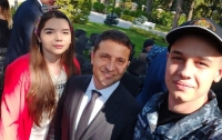 Несколько освобожденных моряков пригласили Зеленского на свои свадьбы