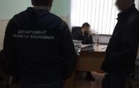Госисполнитель в Киеве потребовал перечислить взятку на карточку