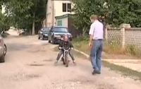 Пятилетний одессит выполняет сложные трюки на мотоцикле