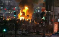 В Лондоне протестующие заживо подожгли около десятка полицейских