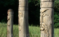 На Хортице вандалы уничтожили деревянных идолов староверов