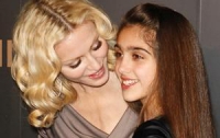 Дочь Мадонны устроила истерику в аэропорту (ФОТО)