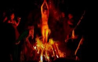 В Непале живьем сожгли 40-летнюю «ведьму»