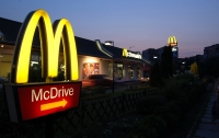 Американка, не дождавшись обслуживания, обокрала МакДрайв (видео)