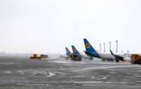 Снегопады в Украине: два аэропорта перестали работать