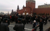 Российские оппозиционеры пытаются мирно поделить Красную площадь с кремлевскими молодчиками