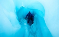 В леднике вершины горного хребта обнаружили вмерзшее в лед тело альпиниста