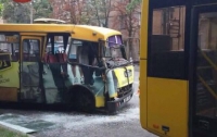 В Киеве столкнулись маршрутка и троллейбус