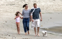 Милла Йовович с семьей прогулялась по пляжу (ФОТО)