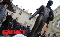 Вакарчук во Львове за свои деньги открыл памятник Ивасюку с гитарой (ФОТО)