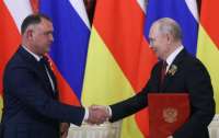 Лідер Південної Осетії оголосив про відставку, після складання повноважень він працюватиме радником Путіна