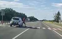 На Львівщине патрульна поліція збив хлопця на переході (відео)