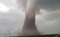 В Румынии зафиксировали гигантский торнадо, срывающий с домов крыши (видео)