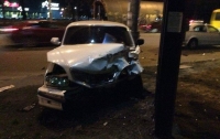 ДТП в Киеве: водитель проскочил на красный свет и попал в реанимацию
