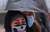 Украинцы креативно подходят к необходимости носить маски (фото)