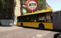 В Киеве троллейбус на полной скорости врезался в стену жилого дома