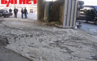 В Киеве на Выдубичах перевернулся грузовик с цементом (ФОТО)