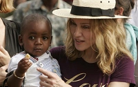 Мадонна усыновит очередного негритенка