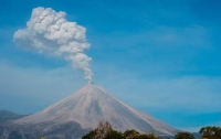Вулкан в Японии выбросил трехкилометровый столб пепла