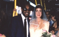 Пара сыграла свадьбу в автобусе, в котором познакомилась 13 лет назад