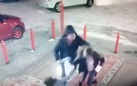 Мужчина избил женщину с ребенком из-за конфликта в очереди (видео)
