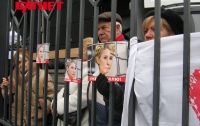 Сторонники Тимошенко по своей традиции превратили забор Апелляционного суда в алтарь (ФОТО)