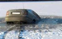 В Чернигове под лед провалилась машина, спасатели не могут её найти