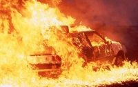 На Южном мосту в Киеве сгорело авто