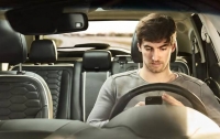 Молодые водители превышают скорость, пользуются смартфонами, нетрезвыми управляют машинами