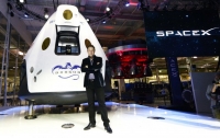 Илон Маск показал пилотируемый корабль Crew Dragon