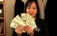 Женщина сдала в секонд пальто с $17 тысяч в кармане