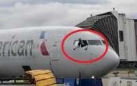 Неадекват испортил приборы пилотам в самолете и пытался выпрыгнуть из окна