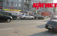 В Киеве из-за блондинки «поцеловались» три иномарки (ФОТО)