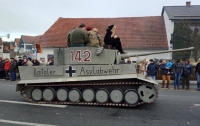 В немецком карнавале принял участие фашистский танк