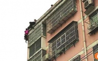 Муж за волосы удержал жену, падавшую с 20-метровой высоты