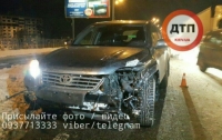 ДТП в Киеве: неизвестный кроссовер разбил два авто, отбойник и скрылся