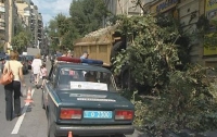 В центре Киева МАЗ на бешеной скорости влетел в дом и снес дерево (ФОТО)