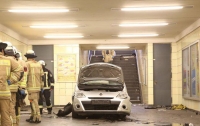 В Берлине автомобиль заехал на станцию метро, есть пострадавшие