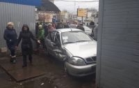 В Киеве автомобиль на большой скорости врезался в магазин