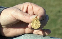 Британка спутала золотую подвеску VI века с шоколадной монетой