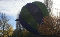На парковку в Кембридже с неба рухнул пустой воздушный шар